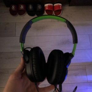 Bundle of headset and headset stand